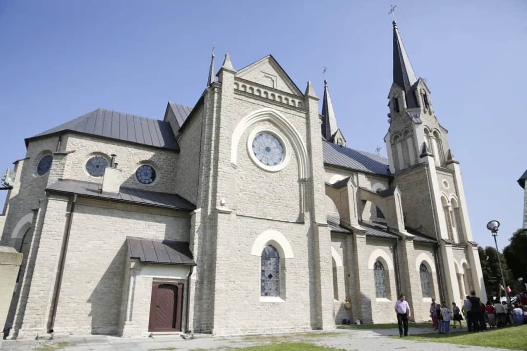 Czemu sanktuarium w Sulisławicach przyciąga tysiące pielgrzymów? Czemu sanktuarium w Sulisławicach przyciąga tysiące pielgrzymów?