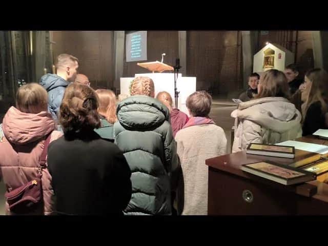 Jak pieśń Niebiosa rosę otwiera serca wiernych na Bożą łaskę?