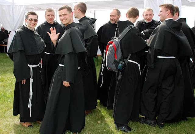 Czemu habity zakonne męskie fascynują? Historia, która zaskakuje