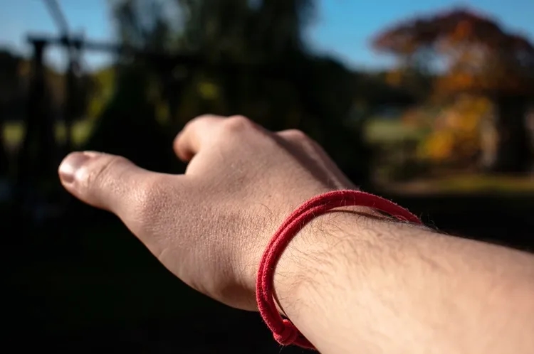 Co oznacza czerwona nitka? Modny amulet czy zabobon? Badamy