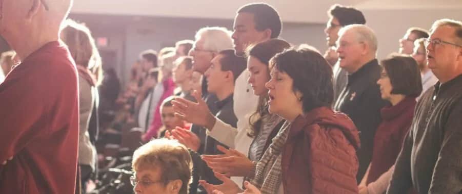 Dlaczego mamy złożone ręce do modlitwy? Zaskakująca prawda