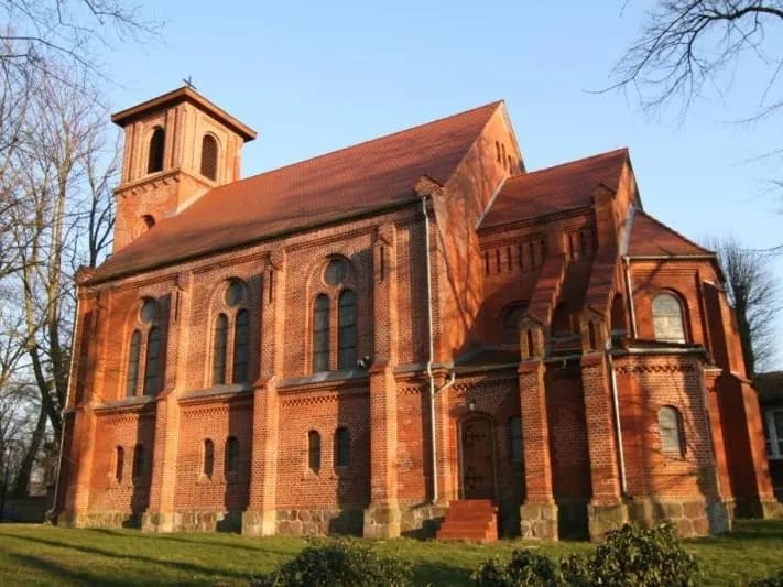 Gdzie można uczestniczyć we mszy świętej w Trzęsaczu? Informator