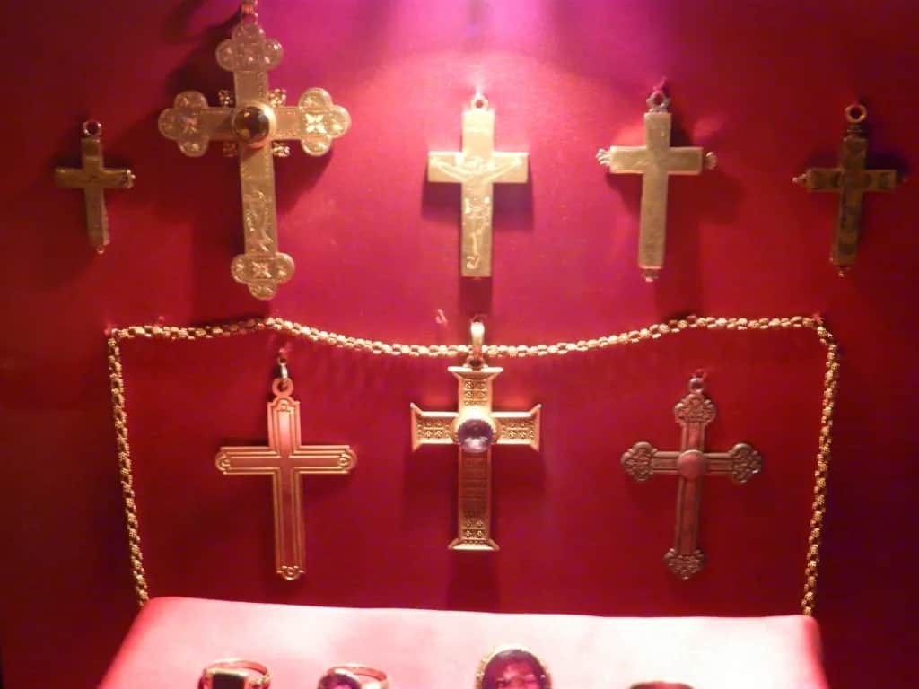 Dlaczego biskupi noszą ozdobny krzyż zwany pektorałem? Historia