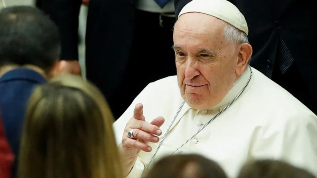 Ile zarabia papież? Zaskakujące fakty o jego finansach i wydatkach