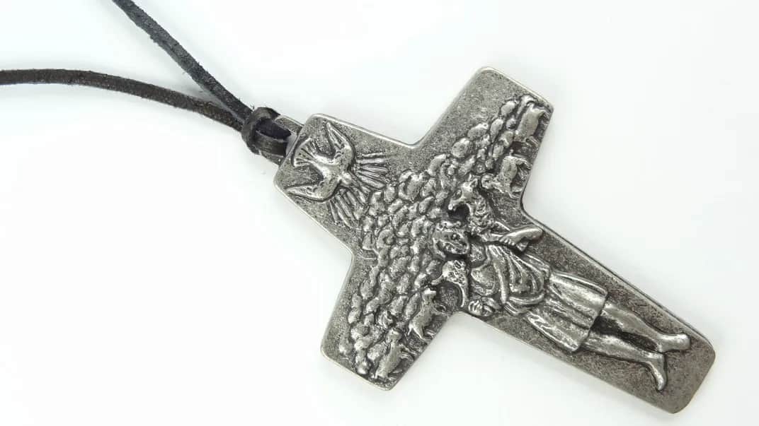 Jakie symbole kryje krzyż noszony przez papieża Franciszka? Zaskakujące znaczenie!