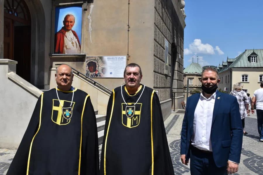 Poznaj wszystkie grupy i zawody, których patronem jest święty Jan