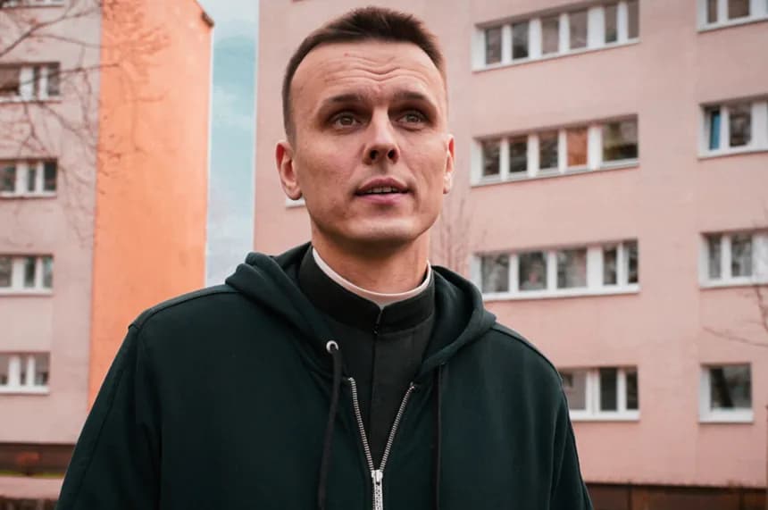 Co oznacza te tajemnicze wygolone kółko na głowie duchownego?